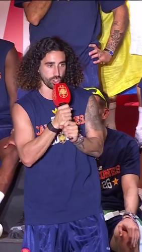 Cucurella at Spain’s celebrations. 🎤🎶